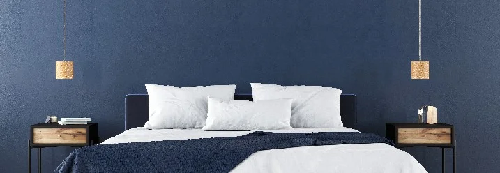 Modernes Schlafzimmer mit blaugrauer Wand